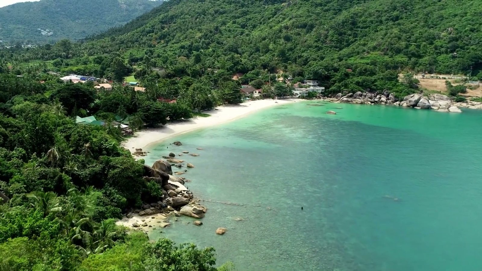 Aerial view of Crystal Bay on Silver Beach, Koh Samui — Beach Resort, Yacht Club and Beach Club along one cove